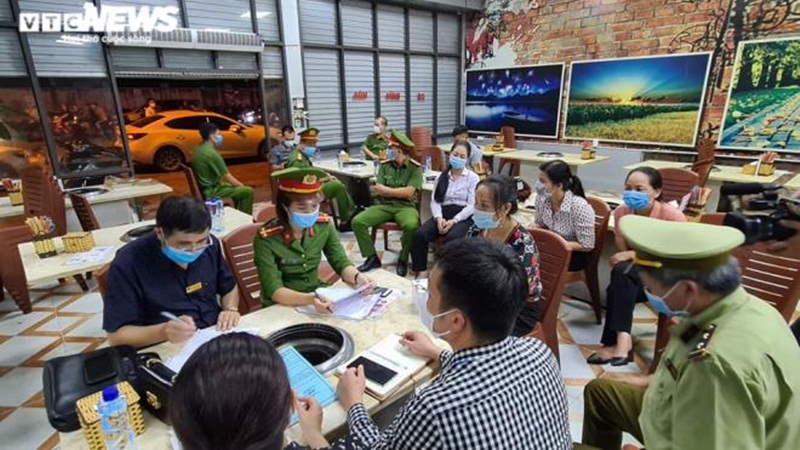 Đoàn kiểm tra liên ngành làm việc với chủ quán nướng bắt cô gái quỳ xin lỗi ở Bắc Ninh. (Ảnh: VTC NEWS).