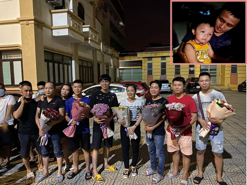 Những bó hoa tươi thắm gia đình, người dân dành tặng các chiến sĩ Công an Bắc Ninh vì đã kịp thời giải cứu cháu bé 2 tuổi bị bắt cóc. (Ảnh: H.P.).