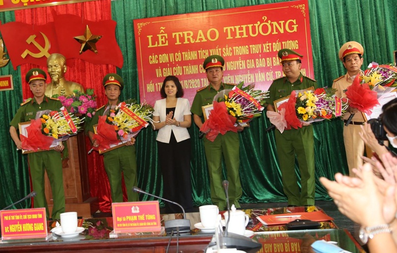 Chủ tịch UBND tỉnh Bắc Ninh trao thưởng cho lực lượng Công an có thành tích xuất sắc giải cứu cháu bé 2 tuổi bị bắt cóc. (Ảnh: CABN).