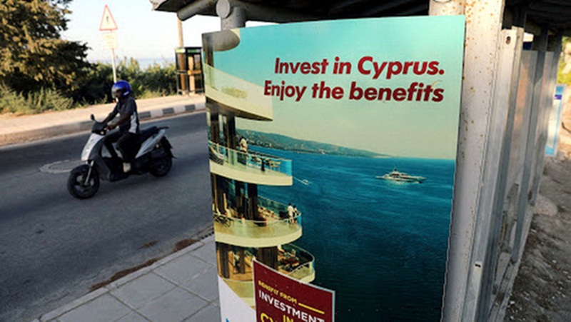 Banner kêu gọi đầu tư tại Cộng hòa Cyprus . (Ảnh: Reuters).