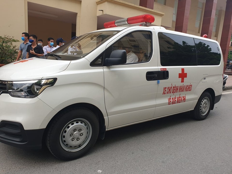 Ông Đoàn Ngọc Hải cùng chiếc xe chở bệnh nhân nghèo miễn phí xuất hiện ở Bệnh viện Đại học Y Hà Nội.