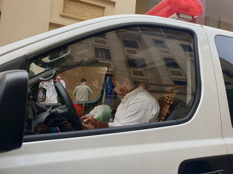 Ông Đoàn Ngọc Hải cùng chiếc xe chở bệnh nhân nghèo về quê miễn phí đã xuất hiện ở Bệnh viện Đại học Y Hà Nội.