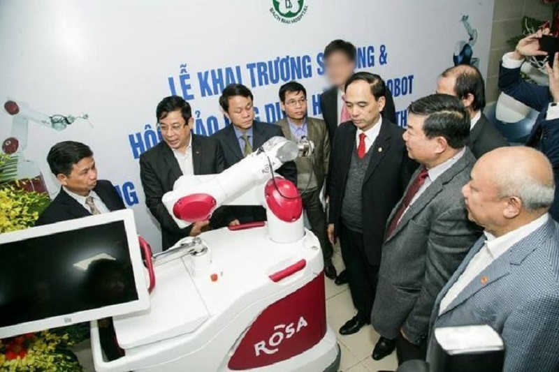Hệ thống Robot Rosa tại Bệnh viện Bạch Mai được cho đã bị nâng khống để thu tiền khấu hao từ bệnh nhân.