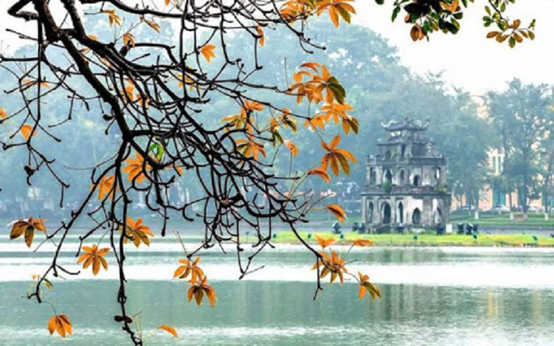 Địa điểm du lịch Hà Nội vào mùa thu, nhất định không thể bỏ qua hồ Gươm.