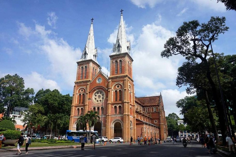 Nhà thờ Đức Bà là địa điểm tham quan Sài Gòn rất nổi tiếng.