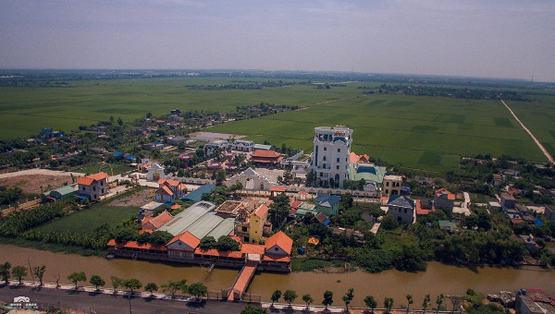 11. Toà lâu đài của đại gia Phát với sân đậu trực thăng ở Thái Bình nhìn từ xa.