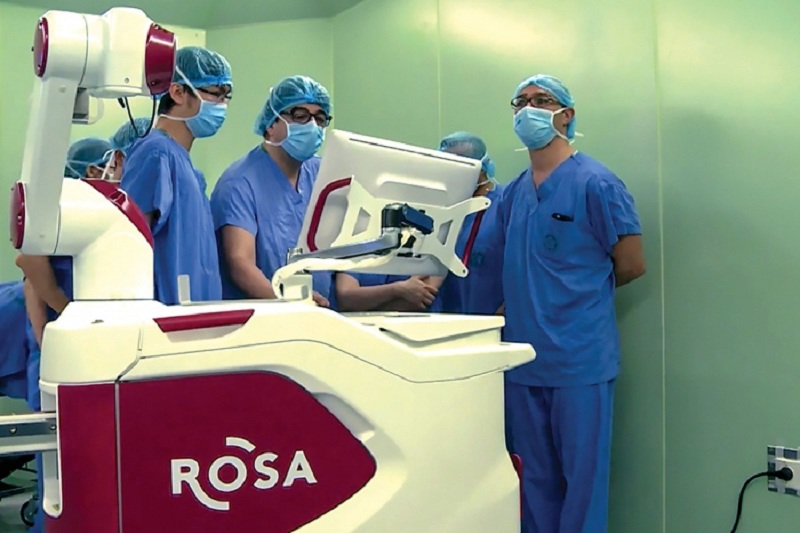 Robot Rosa một trong số thiết bị bị thổi giá ở Bệnh viện Bạch Mai khiến người bệnh phải chi trả 23 triệu đồng/ca.