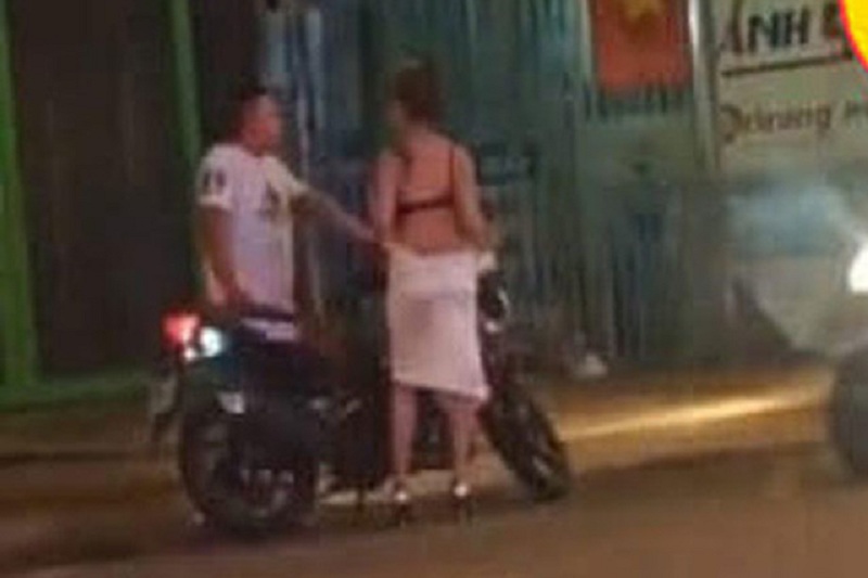 Xôn xao clip cô gái lột váy giữa phố vì từ chối đi nhà nghỉ với bạn trai. (Ảnh: MXH).