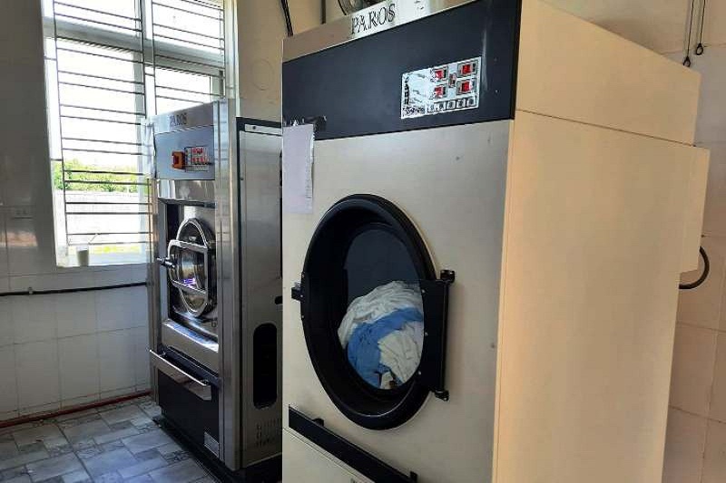 Bộ máy giặt và máy sấy bị nâng giá khi vào Bệnh viện ở Hà Tĩnh. (Ảnh: PLO).