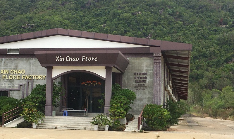 Quán cà phê xây dựng trái phép nẳm trên đường Nguyễn Tất Thành (Nha Trang) thuộc dạng bị cưỡng chế. (Ảnh: Dân Việt).