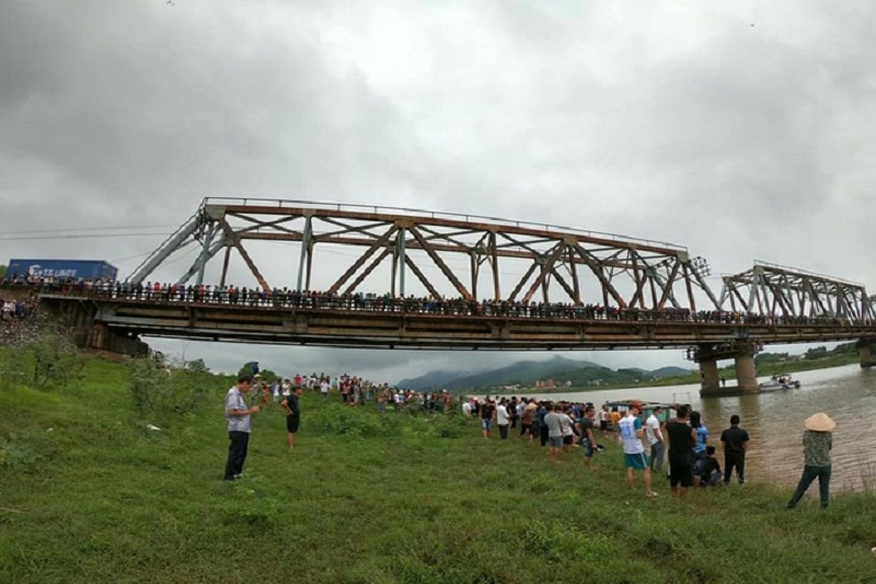 Cầu Cẩm Lý (Bắc Giang) nơi xảy ra vụ việc tài xế xe tải lao mình cứu cô gái rơi xuống sông nhưng cả 2 đều đuối nước thương tâm. (Ảnh: Facebook).