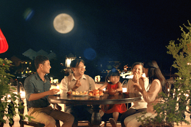 Mâm cỗ Trung Thu truyền thống của gia đình Việt thường đơn giản với hoa quả và kẹo bánh sau đó cả gia đình quây quần ngắm trăng. (Ảnh minh họa).