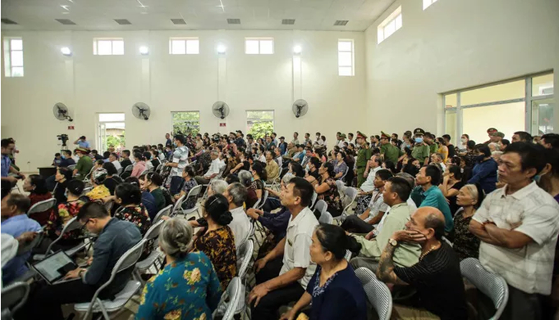 Hàng trăm người dân kéo đến theo dõi phiên xử chủ quán Nhắng nướng Hiền Thiện bắt cô gái quỳ ở Bắc Ninh. (Ảnh: NLD).