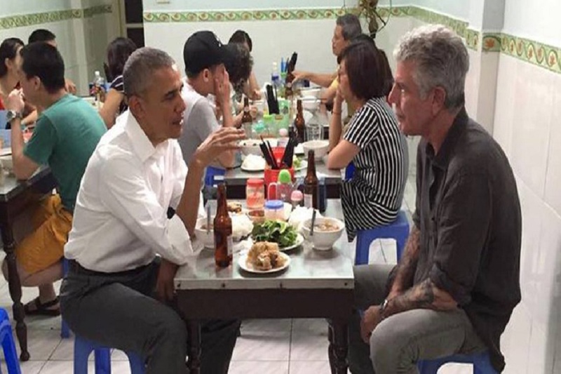 Ông Obama dùng món bún chả cùng với đầu bếp nổi tiếng Anthony Bourdain. (Ảnh: Instagram của Anthony Bourdain).