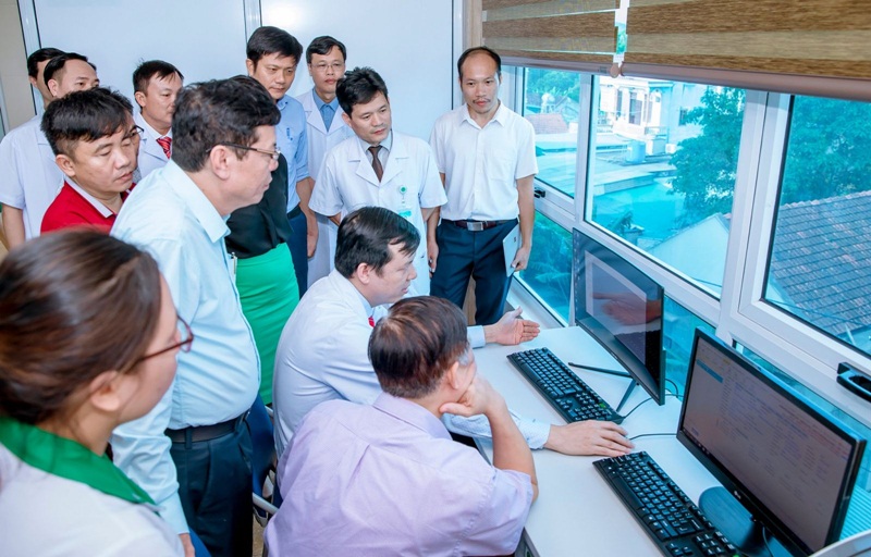 Đoàn thẩm định đã trực tiếp khảo sát, kiểm tra cơ sở hạ tầng, thực trạng hoạt động của phần mềm tại các Khoa của Bệnh viện Đa khoa Quang Khởi.
