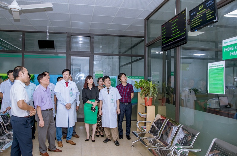 Đoàn thẩm định khảo sát hệ thống máy chờ gọi số tại khu vực xét nghiệm của Bệnh viện Đa khoa Quang Khởi.