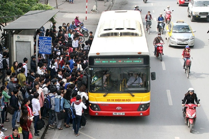 Đề xuất đổi tên xe buýt thành xe khách đường phố đang khiến dư luận xôn xao.
