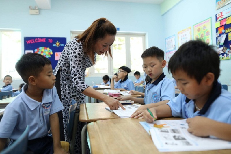 Chương trình lớp 1 mới thực hiện hơn 1 tháng nhưng nhiều giáo viên và phụ huynh đã phải kêu trời vì quá nặng, nhất là môn Tiếng Việt lớp 1. (Ảnh: Thanh Niên).