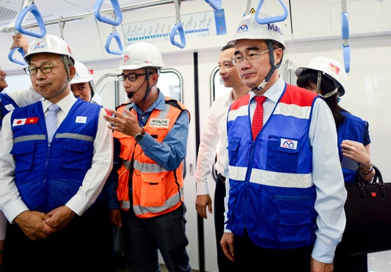 Bí thư Thành ủy TPHCM Nguyễn Thiện Nhân cùng đoàn cán bộ tham quan bên trong tàu.
