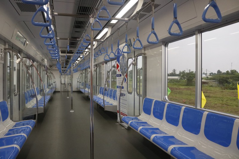 3. Tàu Metro số 1 có khoang trong rộng rãi với ghế ngồi và tay cầm cho cảm giác thoải mái, thiết kế sang trọng, màu xanh trắng mang đến cho hành khách cảm giác dịu mát, nhẹ nhàng.