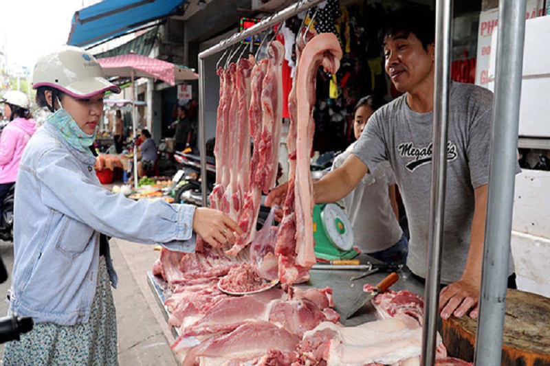 Giá heo hơi hôm nay 19/10 - nghịch lý giá lợn hơi giảm nhưng thịt vẫn cao.