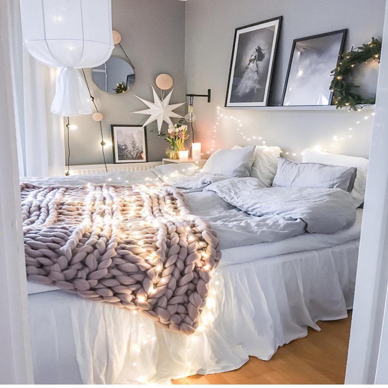 Tăng ánh sáng phòng ngủ giúp căn phòng ấm áp hơn vào mùa đông. (Ảnh: ST).