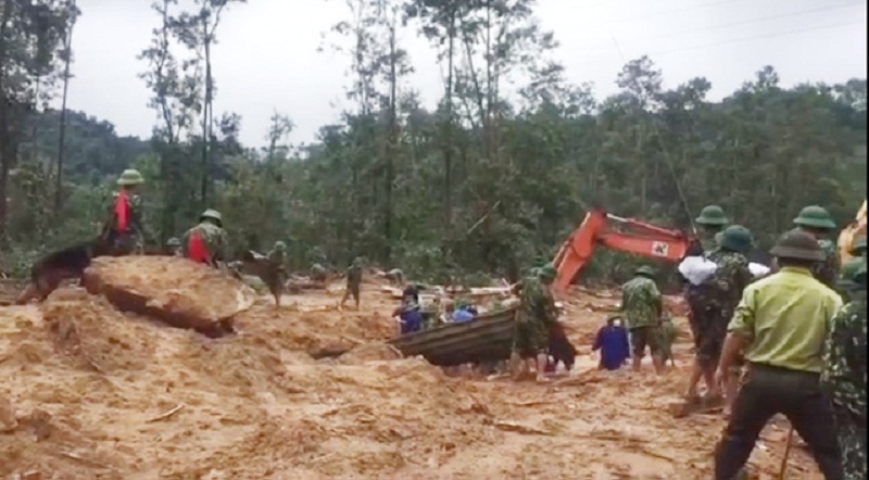 Mưa lũ miền Trung: Tìm thấy toàn bộ 13 thi thể đoàn cán bộ, chiến sĩ bị vùi lấp ở Trạm 67.