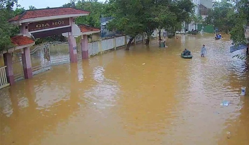 Rất nhiều đường tại trung tâm TP Huế bị nước bủa vây. (Ảnh: Dân trí).