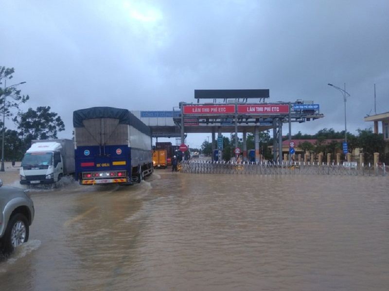 Quốc lộ 1A - đoạn đặt trạm BOT Quảng Trị bị ngập nước.