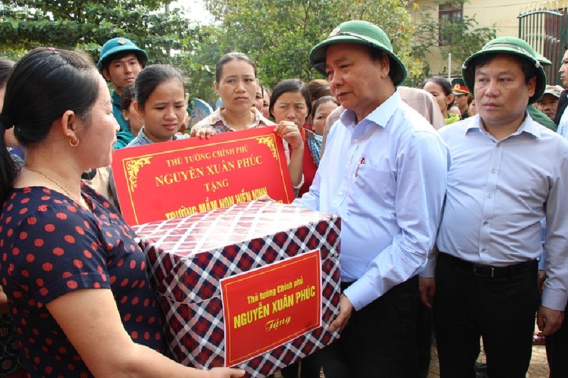 Thủ tướng về Quảng Bình thăm hỏi, tặng quà người dân vùng lũ lụt.
