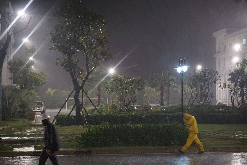 Tại Quảng Ngãi, nhiều nơi đã xuất hiện mưa lớn kèm theo những cơn gió rít liên hồi, giật từng cơn. Một số nơi đã bị cắt điện để đảm bảo an toàn trước thời điểm bão số 9 đổ bộ. (Ảnh FB Người Quảng Ngãi).