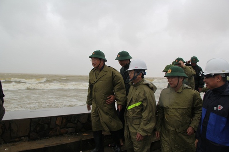 Phó Thủ tướng Trịnh Đình Dũng cũng đi khảo sát hiện trường chỉ đạo phòng, chống bão số 9. (Ảnh: Dân Trí).