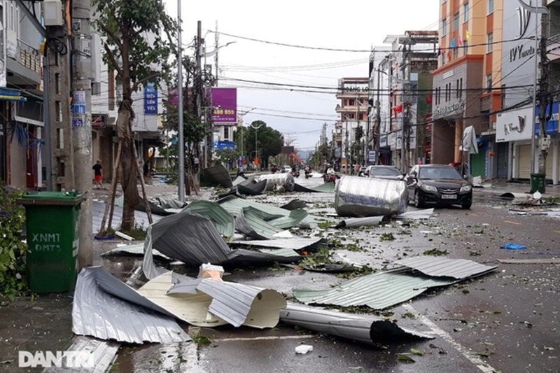 Mái tôn và thùng nước nhà dân ở Quảng Ngãi bị bão số 9 cuốn bay ra đường. (Ảnh: Dân trí).