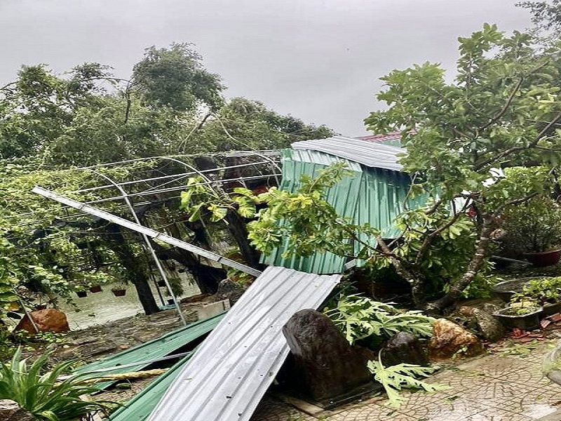 Trực tiếp bão số 9 đổ bộ trên đất liền các tỉnh Quảng Nam, Quảng Ngãi làm tốc mái hàng ngàn ngôi nhà.