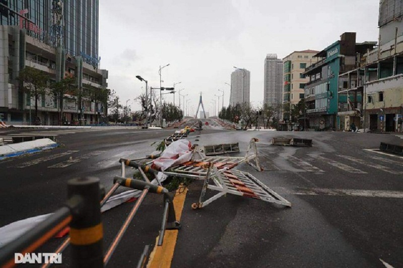 Đường phố Đà Nẵng ngổn ngang sau bão số 9. (Ảnh: Dân Trí).