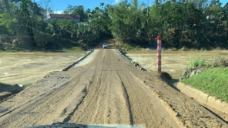 Đường vào Trà Leng bùn non còn bám dày sau đợt lũ lụt. (Ảnh: Dân trí).