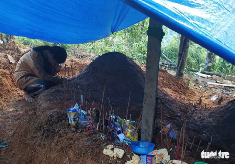 Nữ sinh Hồ Thị Điệp - Lớp 11 Trường THPT Nam Trà My (Quảng Nam) đau đớn trước 2 nấm mồ chôn vội của cha và mẹ bị tử vong trong vụ sạt lở ở Trà Leng.
