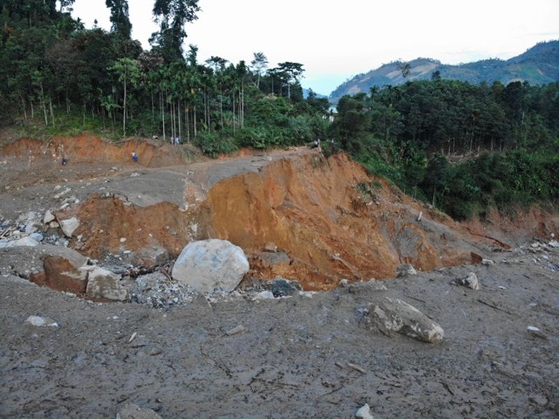 5. Hiện trường vụ sạt lở ở Trà Leng còn sót lại những tảng đá lớn nằm lăn lóc.