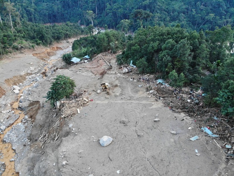 2. Vụ sạt lở xảy ra chiều 28/10, ngọn núi Pa Ranh từ bao đời nay ở xã Trà Leng bất ngờ đổ ập xuống, san phẳng 14 nóc nhà ở thôn 1.