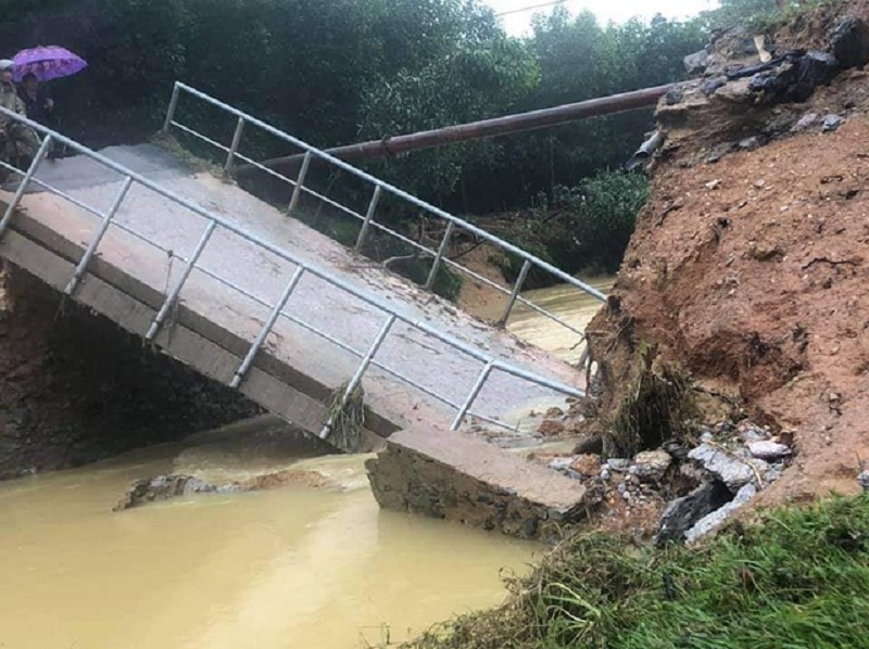 Chiếc cầu đi qua trung tâm xã Thanh Mỹ, huyện Thanh Chương bất ngờ bị sập vào chiều 31/10. (Ảnh: Dân Trí).