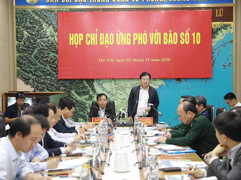 Phó Thủ tướng Trịnh Đình Dũng, Trưởng Ban chỉ đạo trung ương về phòng, chống thiên tai, chủ trì cuộc họp ứng phó bão số 10. (Ảnh: PLO).