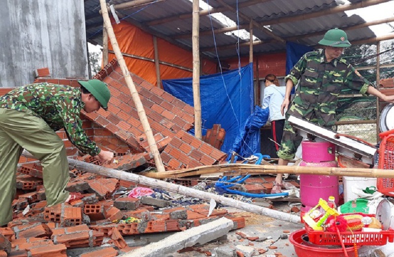 Nhiều nhà dân ở Bình Định bị sập trong bão số 9 chưa khắc phục xong, nay chuẩn bị đối phó với bão số 10. (Ảnh: Dân Trí).
