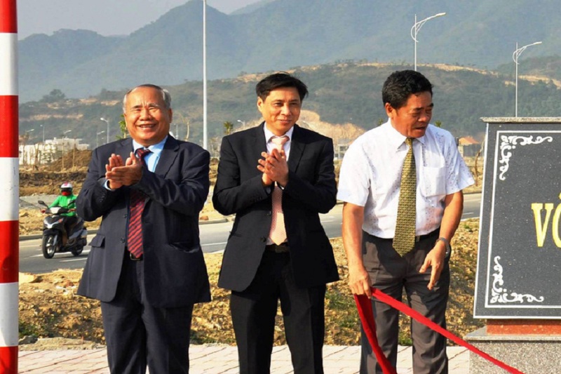 Ông Đào Công Thiên (Phó chủ tịch UBND tỉnh Khánh Hòa), ông Lê Đức Vinh (Chủ tịch UBND tỉnh Khánh Hòa) (từ trái qua). (Ảnh: Báo Người Lao Động).