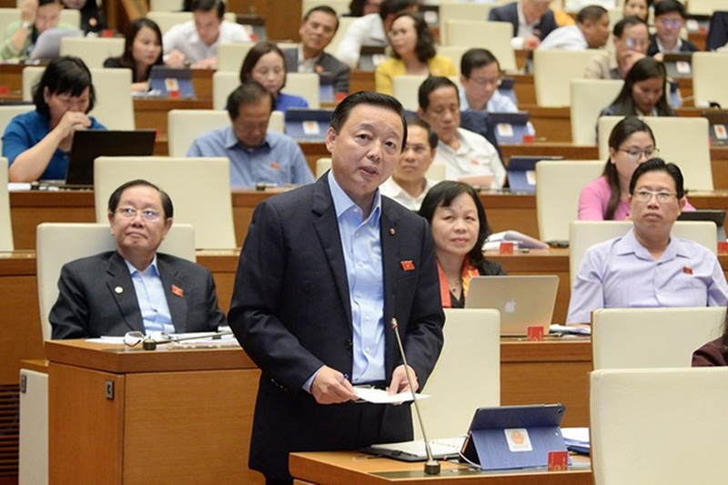 Bộ trưởng Bộ Tài nguyên và Môi trường Trần Hồng Hà trả lời chất vấn trước Quốc hội.