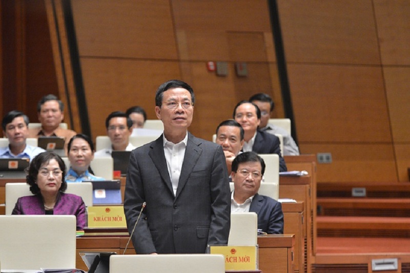 Bộ trưởng Thông tin và Truyền thông (TTTT) Nguyễn Mạnh Hùng trả lời chất vấn của các đại biểu tại Quốc hội. (Ảnh: Zing.vn).