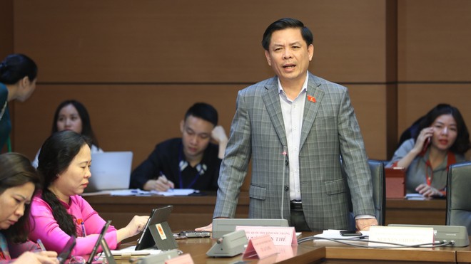Bộ trưởng Bộ GTVT Nguyễn Văn Thể thảo luận tại tổ ĐBQH sáng 11/11. (Ảnh: Thanh niên).