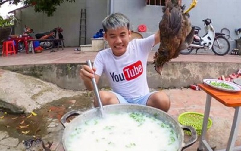 Hưng Vlog - con trai bà Tân Vlog đăng tải rất nhiều video nhảm nhí bị cư dân mạng tẩy chay.