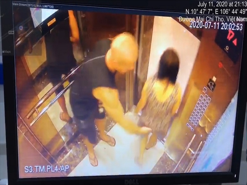 Người đàn ông nước ngoài vỗ mông phụ nữ trong thang máy bị phạt 200.000 đồng. (Ảnh: Cắt từ clip).