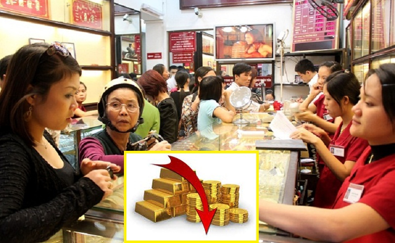 Giá vàng giảm sốc dưới ngưỡng 54 triệu đồng/lượng, giới đầu tư bán tháo hơn 17 tấn vàng.