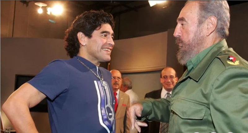 Maradona luôn xem cố Chủ tịch Cuba Fidel Castro như một người cha, một thần tượng lớn. (Ảnh: Getty Images).